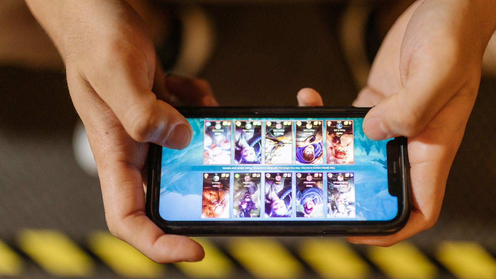 online gaming, cross-platform play, multiplayer gaming, cross device gaming, gaming crossplay features, best cross-platform games, online game compatibility, device-independent gaming, multiplayer cross device, gaming across devices